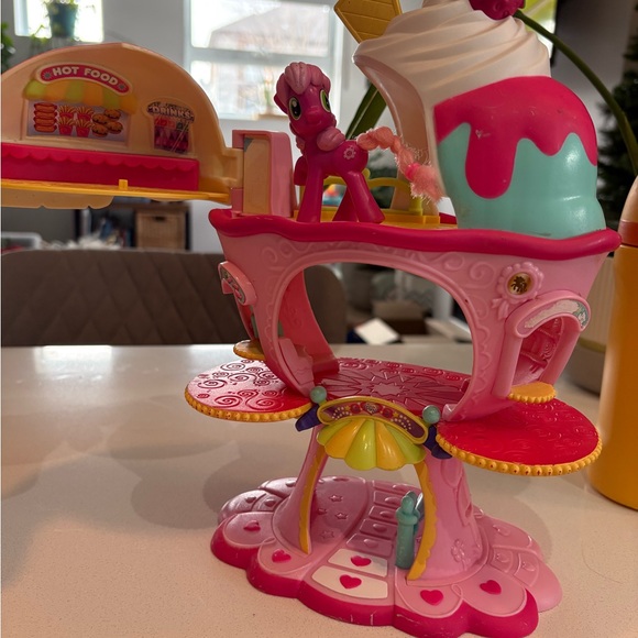 Hasbro Pink and Yellow Pony Playset - Picture 6 of 12